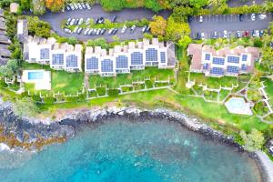 卡普鲁亚KBM Resorts FREE CAR Napili Point Ocean view 2-Bedroom Condo Includes Beach Gear Kids Amenities NAP-C37的海滩度假村的鸟瞰图