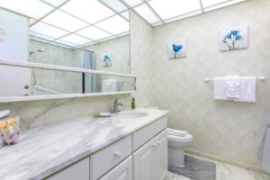 Koupelna v ubytování KBM Resorts FREE CAR The Whaler Ocean view 1-Bedroom Recently Updated WH2-1169