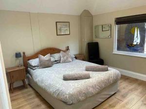 une chambre avec un lit avec deux oreillers dessus dans l'établissement Cottage with Heated Indoor PoolTennis Court- 2142, à Farnham 12 autres photos