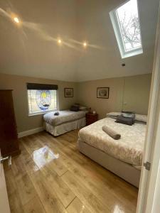une chambre avec deux lits et une fenêtre dans l'établissement Cottage with Heated Indoor PoolTennis Court- 2142, à Farnham