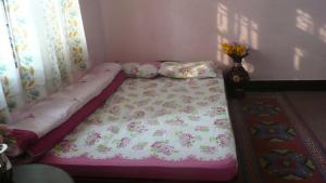 Letto o letti in una camera di Nagarjun Home Stay