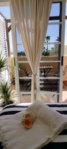 Un dormitorio con una cama con vista al mar. en Casa Vistabella, en Costa Calma