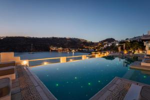 Bazén v ubytování Nissaki Boutique Hotel nebo v jeho okolí