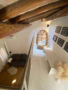 a living room with a couch and a bird cage at Casa Vacanze Giorgetta Palazzina privata di due piani in Chioggia