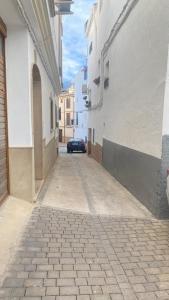 a car driving down a alley between two buildings at Apartamento Nanda in Quesada