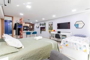 Una televisión o centro de entretenimiento en Descolado e Completo SP