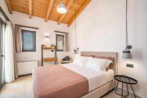 une chambre avec un lit et une table dedans dans l'établissement Villa Olive Cottage by Villa Plus, à Mousata