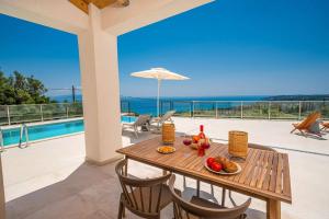 - une table avec de la nourriture et des boissons au-dessus d'une maison dans l'établissement Villa Olive Cottage by Villa Plus, à Mousata