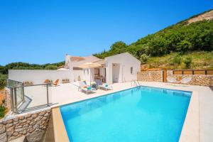 une villa avec piscine et une maison dans l'établissement Villa Olive Cottage by Villa Plus, à Mousata 13 autres photos