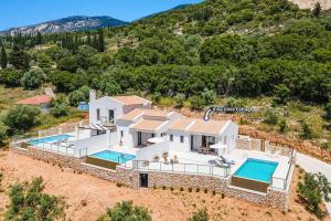 vue aérienne d'une villa avec piscine dans l'établissement Villa Olive Cottage by Villa Plus, à Mousata