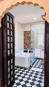 Hotel Durjay Garh的一间浴室