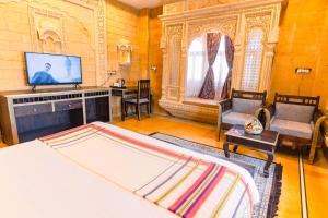 Hotel Durjay Garh的电视和/或娱乐中心