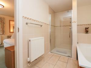 un baño con ducha y lavabo en Butterfly, en Kendal 33 fotos más