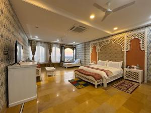 Hotel Durjay Garh客房内的一张或多张床位