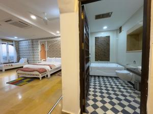 Hotel Durjay Garh客房内的一张或多张床位