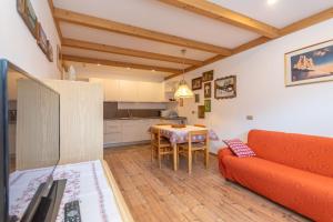 una sala de estar con un sofá y una mesa en Appartamento Lucia 201, en Vigo di Fassa