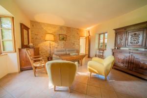 Gallery image of Authentique maison quercynoise à 4 kms de St Cirq Lapopie in Cénevières +15 photos