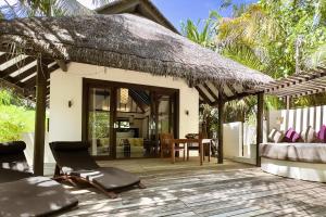 Zahrada ubytování Coco Bodu Hithi - 50 percent off shared roundtrip Speedboat for stays from 1 May to September 2025