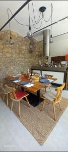 a dining room with a table and chairs in a kitchen at CASA Siloah in San Martino della Battaglia