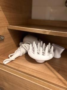 un tiroir avec un paquet de plats blancs dans l'établissement Skau 2 Eurovea Garden View Free Parking, à Petržalka 6 autres photos