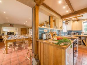 Η κουζίνα ή μικρή κουζίνα στο Bearwood House & Cottage
