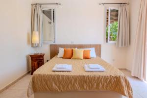 une chambre avec un lit avec deux serviettes dessus dans l'établissement Villa Oceana by Villa Plus, à Neo Chorio 16 autres photos