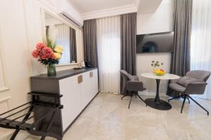 a kitchen and dining room with a table and chairs at Linea Spa Apartment in Novi Sad