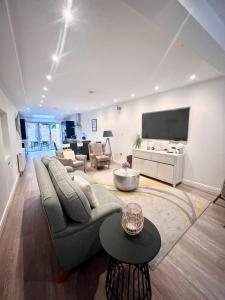 un salon avec un canapé et une télévision à écran plat dans l'établissement Mode Cottage, à Lytham St Annes