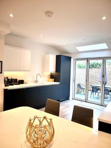 une cuisine avec une table et une cuisine avec vue dans l'établissement Mode Cottage, à Lytham St Annes