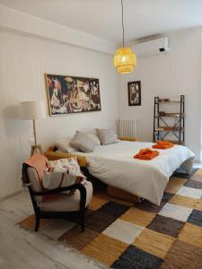 Un dormitorio con dos camas y una silla. en Rome's hills and Jubilee locations with style, en Frascati