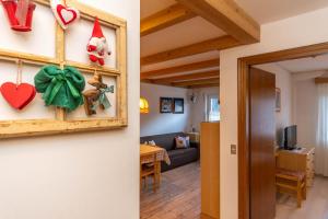 Sala de estar y comedor con adornos de Navidad en Appartamento Lucia 203, en Vigo di Fassa