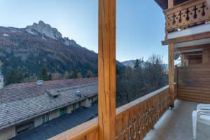 desde la terraza de una cabaña con una montaña en Appartamento Lucia 203, en Vigo di Fassa