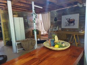 Una habitación con una mesa con un bol de fruta encima. en Owl's Den 2, en Oudtshoorn