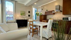 kuchnia i salon ze stołem i krzesłami w obiekcie City Apartments Rialto w Wenecji +37 zdjęć