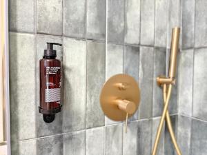 een fles zeep op een betegelde badkamermuur bij Tennessee Petit Málaga in Málaga