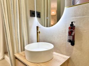 een badkamer met een witte wastafel op een tafel met een spiegel bij Tennessee Petit Málaga in Málaga