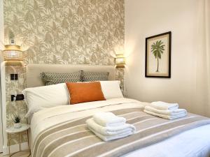 een slaapkamer met een bed met handdoeken erop bij Tennessee Petit Málaga in Málaga +39 foto's
