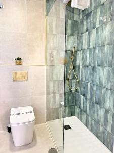 een badkamer met toilet en glazen douche bij Tennessee Petit Málaga in Málaga
