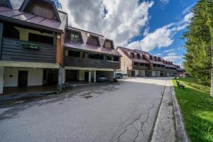 una strada vuota di fronte a un edificio di Tarvisio Tre Confini Functional Apartment a Tarvisio