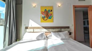 Posteľ alebo postele v izbe v ubytovaní Skyline 5 Apartment with private balcony and nice views
