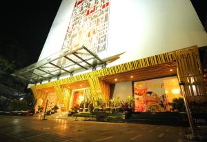 Un escaparate de un edificio por la noche en Imperial Heights, en Deoghar