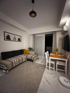 una sala de estar con un sofá y una mesa en Akdeniz tatil evim, en Alanya