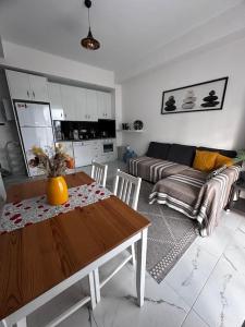 una sala de estar con una mesa y un sofá en Akdeniz tatil evim, en Alanya 87 fotos más