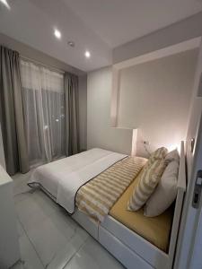 Un dormitorio con una cama grande con ventana. en Akdeniz tatil evim, en Alanya