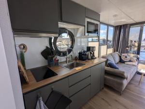 Η κουζίνα ή μικρή κουζίνα στο Hausboot Fjord Stella - Solarboot mit Biosauna in Wendtorf +17 φωτογραφίες