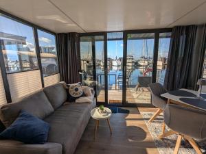 Χώρος καθιστικού στο Hausboot Fjord Stella - Solarboot mit Biosauna in Wendtorf