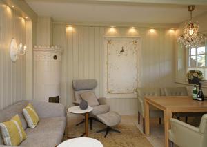 a living room with a couch and a table at Dikstig-rechts in Kampen +9 photos