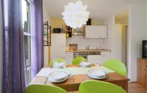 une salle à manger avec une table et des chaises vertes dans l'établissement Seeigel, à Süssau