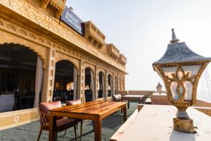 斋沙默尔Hotel Durjay Garh的大楼外的桌椅