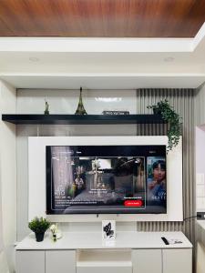 a flat screen tv sitting on top of a wall at Mitch serene shore in Manila